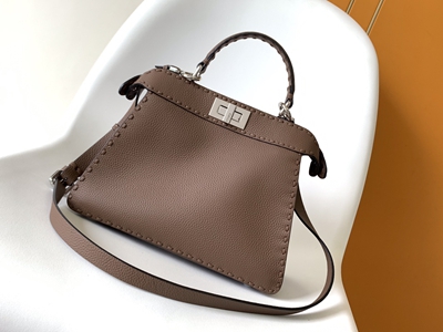 フェンディバッグ背面デザイン